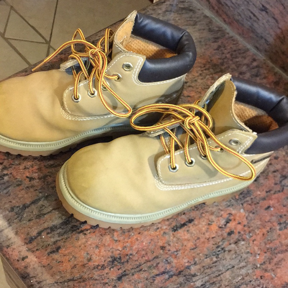 Boy boots
